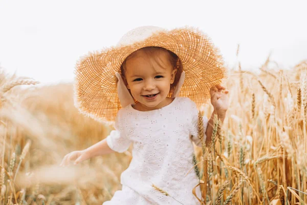 Muito Bonito Bebê Menina Com Belo Sorriso Usando Chapéu Palha — Fotografia de Stock