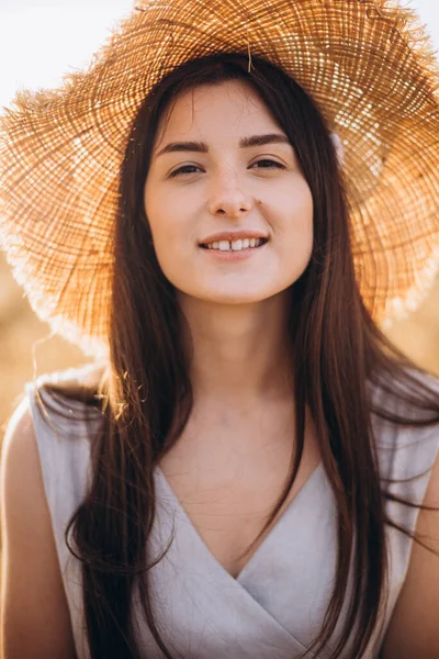 Mujer Hipster Positiva Vestida Con Ropa Elegante Pasar Día Feliz — Foto de Stock