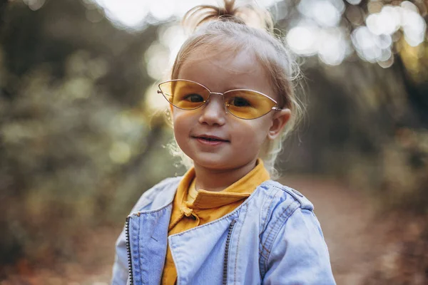 Μικρό Όμορφο Κορίτσι Ποζάρουν Για Μια Φωτογραφία Ενώ Περπάτημα Τους — Φωτογραφία Αρχείου