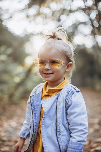 Μικρό Όμορφο Κορίτσι Ποζάρουν Για Μια Φωτογραφία Ενώ Περπάτημα Τους — Φωτογραφία Αρχείου