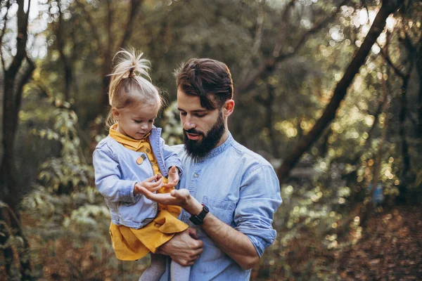 Ung Stilren Skäggig Far Går Med Sin Lilla Dotter Naturen — Stockfoto