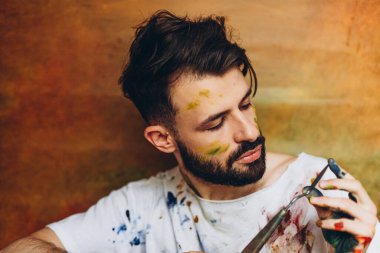 Evinde resim çizmeye düşkün genç yaratıcı bir adam. Resimle meşgul olduğu yerde.