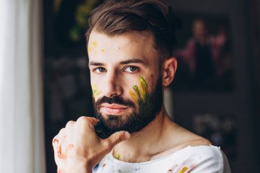 Evinde resim çizmeye düşkün genç yaratıcı bir adam. Resimle meşgul olduğu yerde.