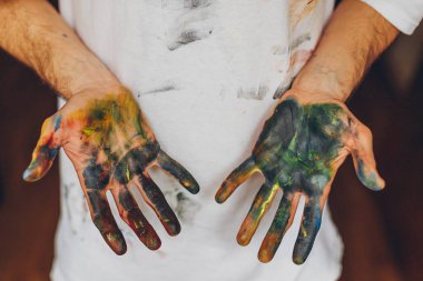 Evinde resim çizmeye düşkün genç yaratıcı bir adam. Resimle meşgul olduğu yerde.