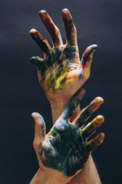 Evinde resim çizmeye düşkün genç yaratıcı bir adam. Resimle meşgul olduğu yerde.