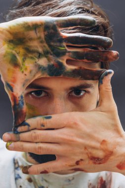 Evinde resim çizmeye düşkün genç yaratıcı bir adam. Resimle meşgul olduğu yerde.