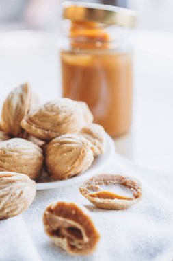 Masa arkasında kaynatılmış konsantre süt olan ev yapımı kurabiyeler. Boşluğu kopyala