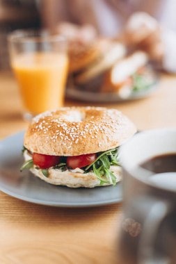 Lezzetli ve iştah açıcı bir kahvaltı: tabağa doldurulmuş bir simit.