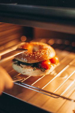 Bir fast-food kafede mikrodalga fırında sandviç yapmak ya da ızgara yapmak.