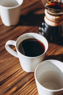 Kahve alternatif olarak kağıt filtre kullanılarak yapılır ve kemex şişeden kupaya dökülür. Üçüncü dalga kafe