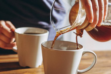 Kahve alternatif olarak kağıt filtre kullanılarak yapılır ve kemex şişeden kupaya dökülür. Üçüncü dalga kafe