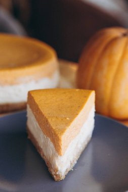 Bir parça balkabağı ev yapımı kek. Bayramlık tatlı konsepti. kabak turtası, rahat kafe arka planı, seçici odak, gürültü efekti