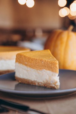 Bir parça balkabağı ev yapımı kek. Bayramlık tatlı konsepti. kabak turtası, rahat kafe arka planı, seçici odak, gürültü efekti