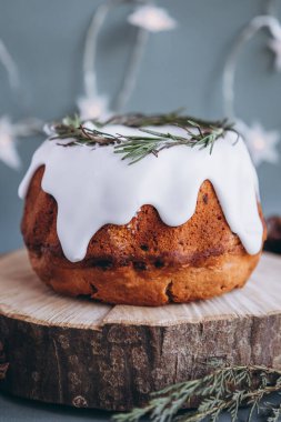 Noel pudingi, meyveli kek, krema ve yaban mersiniyle süslenmiş. Ev yapımı geleneksel Noel şenlikli tatlı - Noel pudingi