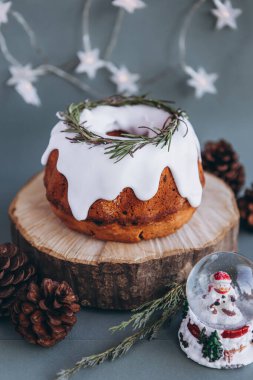 Noel pastası masada servis edilir ve Noel tatili süslemeleri ile süslenir, bir tebrik mesajı için boş alan