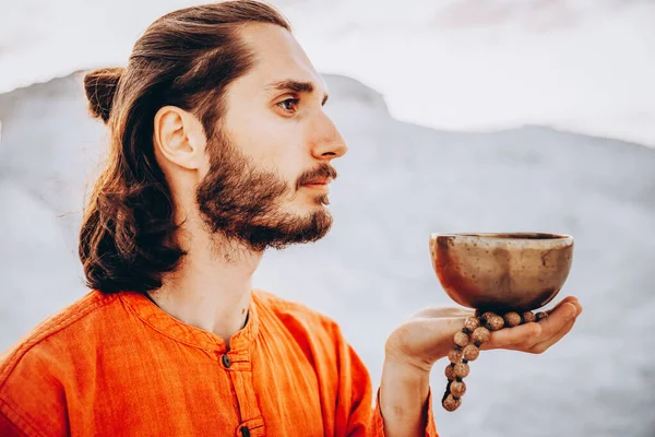 2020 Ukraine Vinnytsia Bearded Man Copper Tibetan Bowl His Hands — Stock Photo, Image