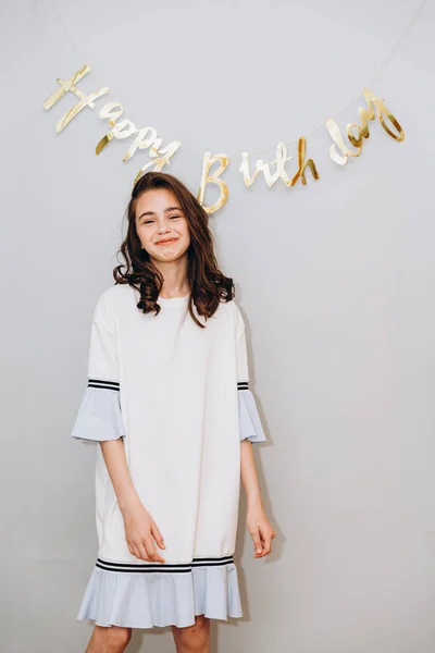 Menina Sorridente Fundo Molhado Com Inscrição Feliz Aniversário — Fotografia de Stock