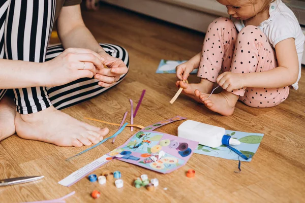 2018 Vinnitsa Ucrania Mamá Bebé Jugando Casa Suelo Pegando Papel — Foto de Stock