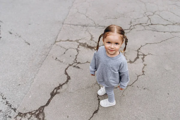 Riso Diversão Das Crianças Sinceras Menina Sorridente Brincando Posando Para — Fotografia de Stock