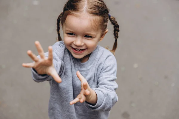 Ειλικρινές Παιδικό Γέλιο Και Διασκέδαση Χαμογελαστό Κορίτσι Που Παίζει Και — Φωτογραφία Αρχείου