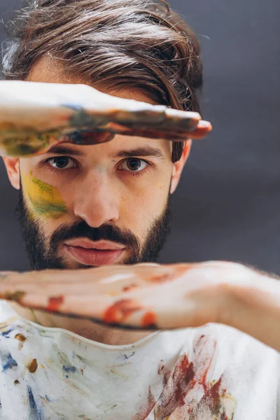 Portret Van Een Kunstenaar Met Verf Gezicht Kleding — Stockfoto