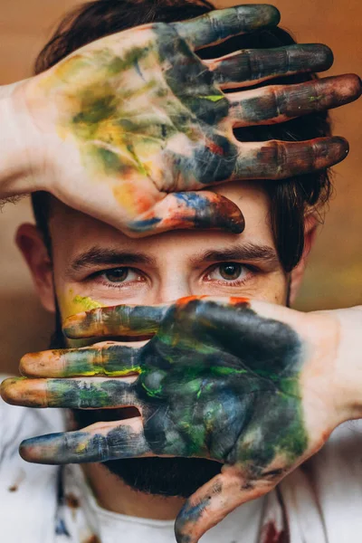 Portret Van Een Kunstenaar Met Verf Gezicht Kleding — Stockfoto