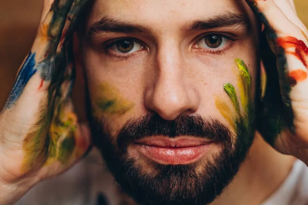 Portret Van Een Kunstenaar Met Verf Gezicht Kleding — Stockfoto