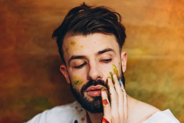 Portret Van Een Kunstenaar Met Verf Gezicht Kleding — Stockfoto