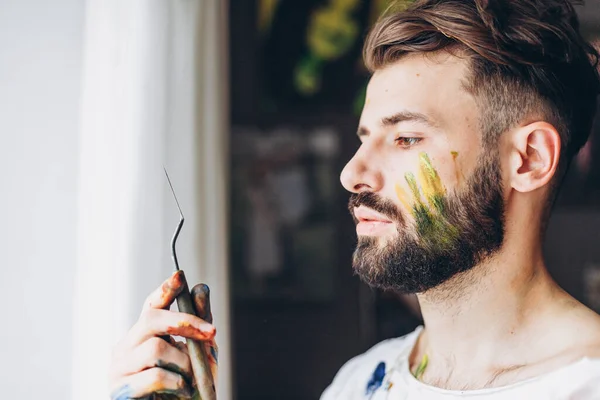 Jonge Creatieve Man Die Graag Tekent Poseert Voor Een Foto — Stockfoto