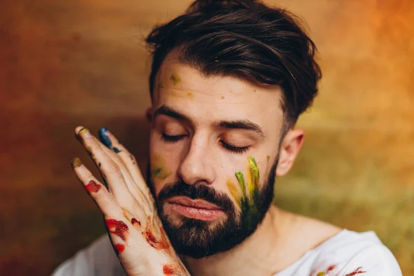 Jonge Creatieve Man Die Graag Tekent Poseert Voor Een Foto — Stockfoto