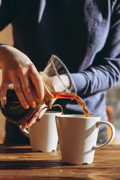 Kahve alternatif olarak kağıt filtre kullanılarak yapılır ve kemex şişeden kupaya dökülür. Üçüncü dalga kafe