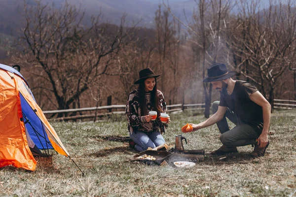 Bir Çift Şık Genç Gezgin Dağlarda Yürüyüş Yapan Bir Aile — Stok fotoğraf