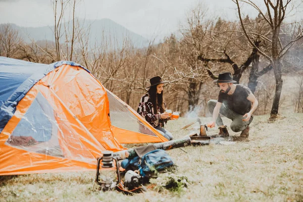 Stylowa Młoda Para Podróżników Rodzina Spacerze Górach Rozłożyła Namiot Przygotowała — Zdjęcie stockowe