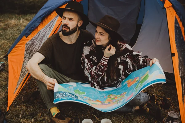 Stylowa Para Podróżników Mężczyzna Kobieta Urządzili Piknik Górach Rozbili Namiot — Zdjęcie stockowe