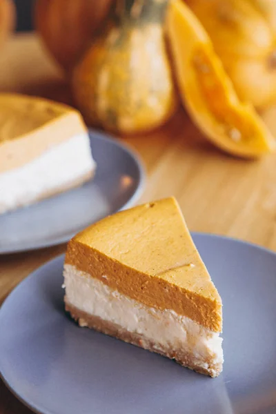 Tarte Citrouille Savoureuse Tarte Faite Pour Thanksgiving Assiette Grise Sur — Photo