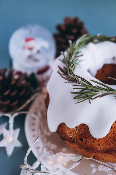 Bolo Férias Recém Assado Bolo Pacote Natal Servido Mesa Decorado — Fotografia de Stock