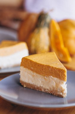 Kafe arka planında taze pişmiş balkabağı turtası dilimleri, seçici odak, ses efekti