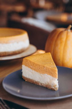 Kafe arka planında taze pişmiş balkabağı turtası dilimleri, seçici odak, ses efekti