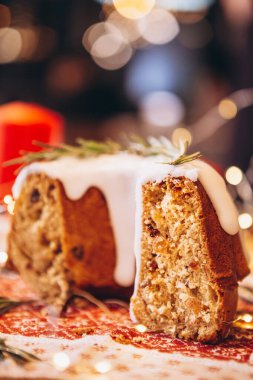 Noel çalı çırpısı: biberiye ve Noel dekoruyla süslenmiş Noel turtası. Kartpostal, pankart, bayram tebriği konsepti