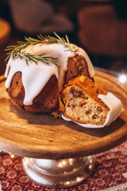 Noel çalı çırpısı: biberiye ve Noel dekoruyla süslenmiş Noel turtası. Kartpostal, pankart, bayram tebriği konsepti