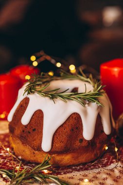 Noel çalı çırpısı: biberiye ve Noel dekoruyla süslenmiş Noel turtası. Kartpostal, pankart, bayram tebriği konsepti