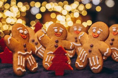 El yapımı bisküviler: Yeni yıl arka planında kızıl adam şeklinde hamur işleri. Seçici odak, gürültü etkisi