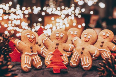 seçici odak, klasik etki: Noel ve yeni yılı kutlayan bir grup zencefilli kurabiye adamı bir Noel ağacının önünde toplandı