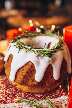 Noel çalı çırpısı: biberiye ve Noel dekoruyla süslenmiş Noel turtası. Kartpostal, pankart, bayram tebriği konsepti