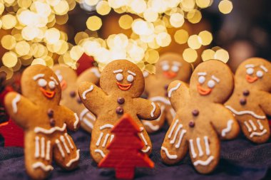 seçici odak, klasik etki: Noel ve yeni yılı kutlayan bir grup zencefilli kurabiye adamı bir Noel ağacının önünde toplandı