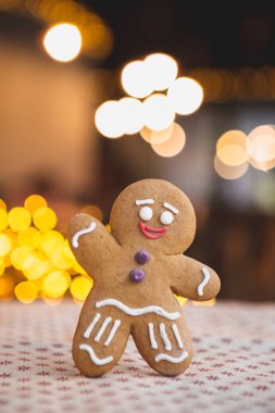 Noel ve Yeni Yıl konsepti: Tatil çelengi arka planında el yapımı zencefilli kurabiye, metin için yer