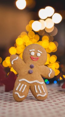 Noel ve Yeni Yıl konsepti: Tatil çelengi arka planında el yapımı zencefilli kurabiye, metin için yer