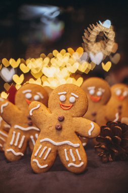 Noel ağacının yanındaki ormanda yeni yılı kutlayan zencefilli kurabiye şeklinde birçok Noel kurabiyesi.