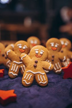 Noel ağacının yanındaki ormanda yeni yılı kutlayan zencefilli kurabiye şeklinde birçok Noel kurabiyesi.