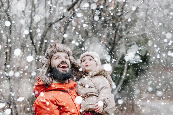 Sevgi Dolu Bir Aile Babası Bebeği Dışarıda Oynuyorlar Sarılıyorlar Karlı — Stok fotoğraf